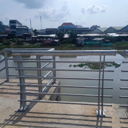 Lan can bờ kè
